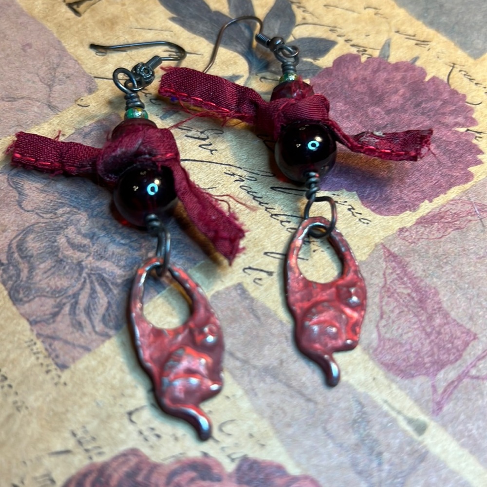 “The Cat”Czech glass and pewter dangle OOAK earrings by Susan A Ray